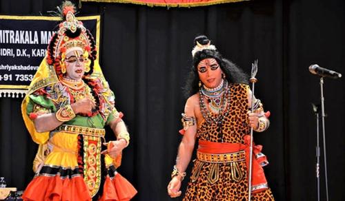enthralls audience in Boston