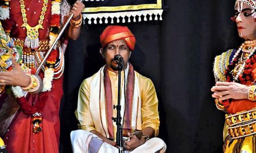 enthralls audience in Boston