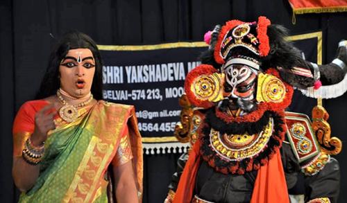 enthralls audience in Boston